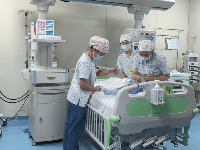 患儿完成药物注射。（新华社记者邵鲁文摄）