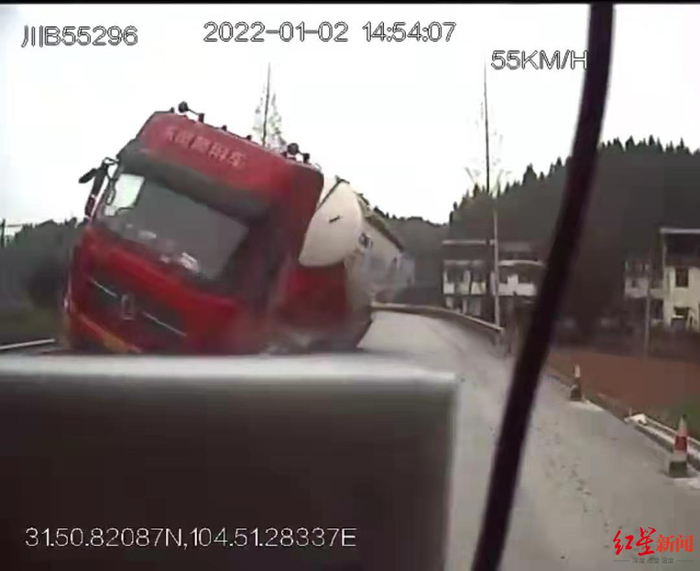  车祸发生的瞬间（视频截图）