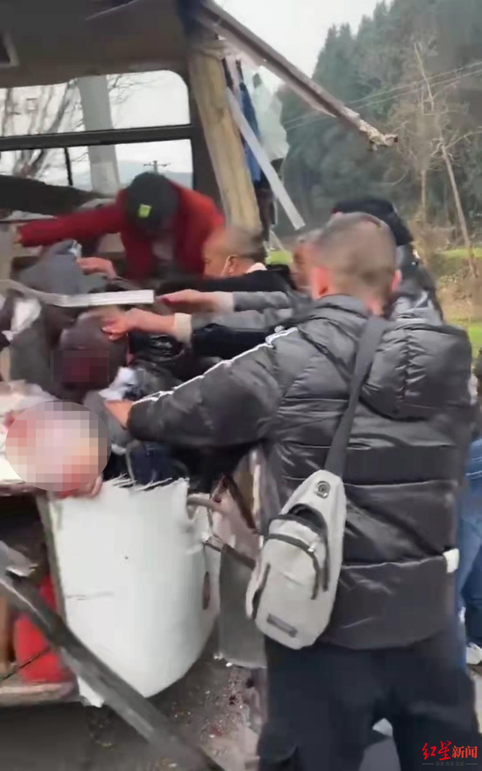  事发后，群众紧急救人