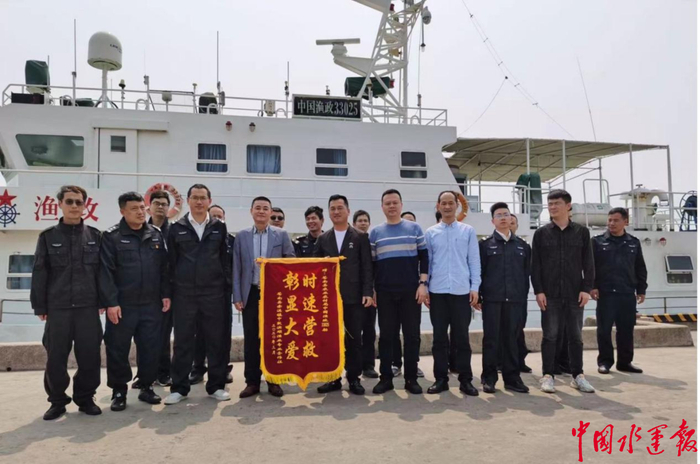 （一排左一为朱卫峰）