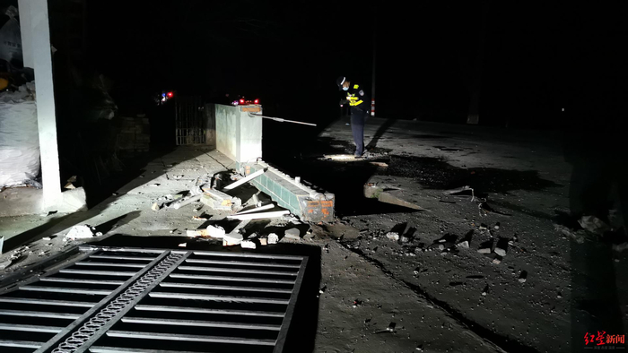  居民家院子的铁门被罐车损毁