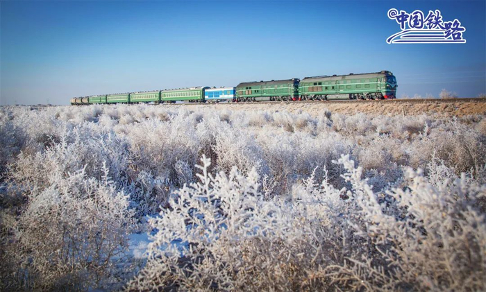 列车行驶在雪后戈壁滩。邢子鸣 摄