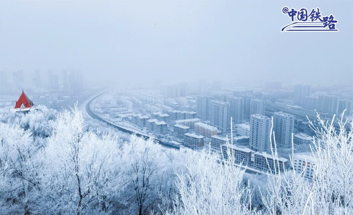 霜降后的清晨，万吨大列穿过乌鲁木齐雅马里克山脚下。摆风亮 摄
