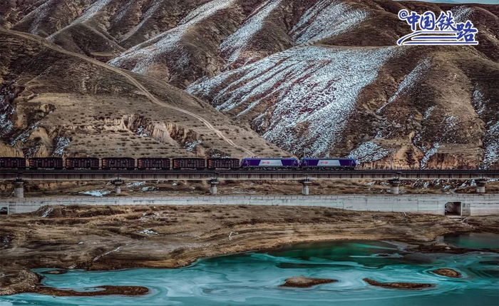 万吨煤列行驶在大准铁路十九沟至黍地沟区间。李睿博 摄