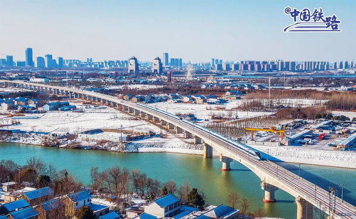 连镇高铁的初雪。杨诚 摄