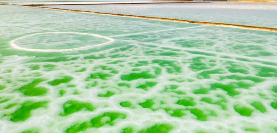 如碧玉般的翡翠湖景致