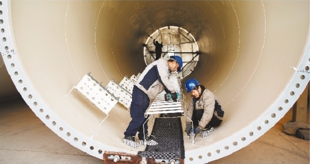         阜新首家上市公司大金重工风电塔生产车间。                                                      李冬岩  摄