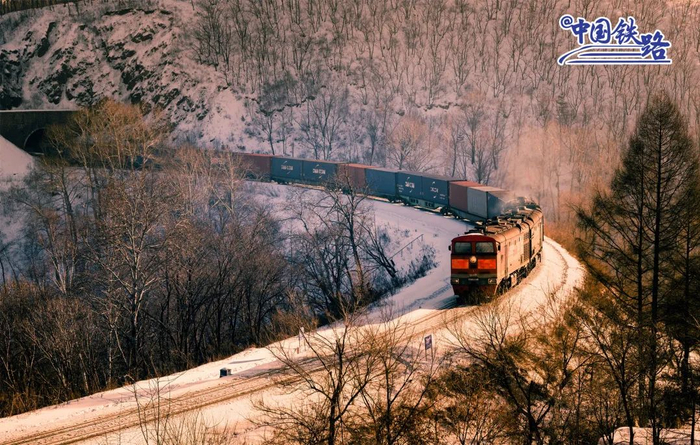 朝阳下，一列中欧班列行驶在格罗捷科沃与绥芬河间的骑马线铁路上。王洪河 摄