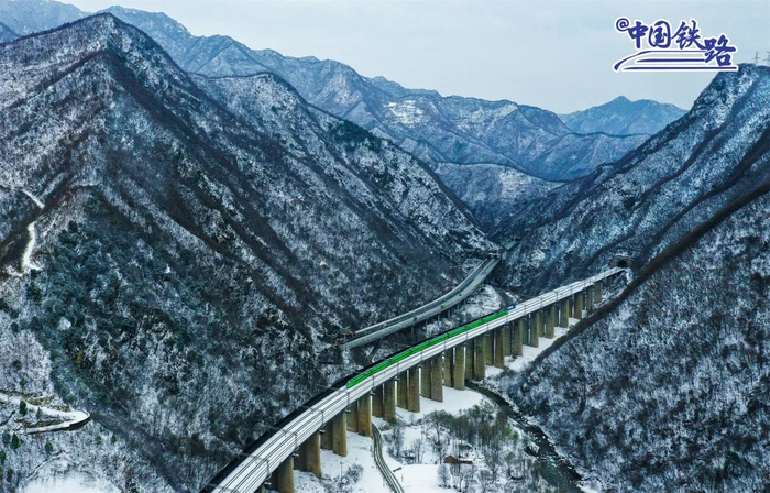 陕西秦岭山脉，一列复兴号动车组列车在大桥上行驶。魏方合 摄