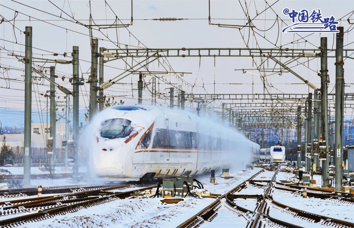 在雪中飞驰的复兴号动车组列车。吴向俊 摄
