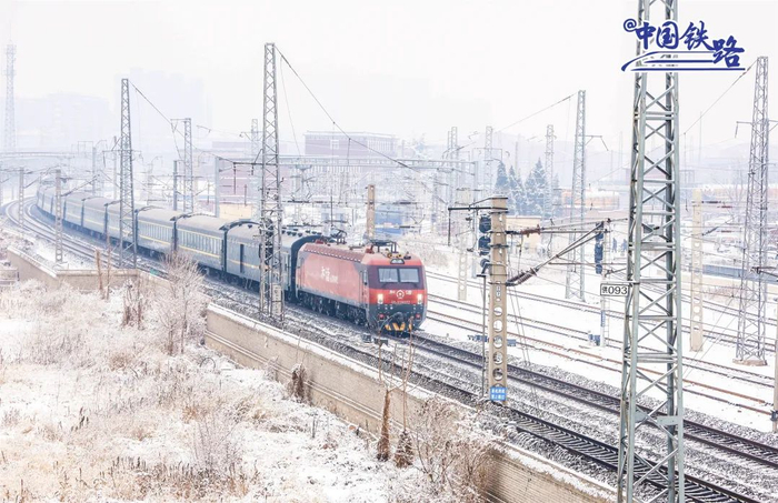 京哈线上的雪国列车。王军 摄