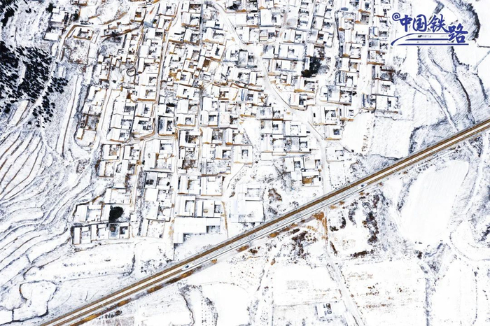 复兴号动车组列车驶过京沪高铁泰山北麓张夏附近。王峰 摄