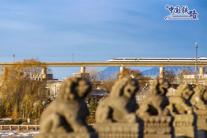 一列动车组列车驶过卢沟桥。宋道远 摄