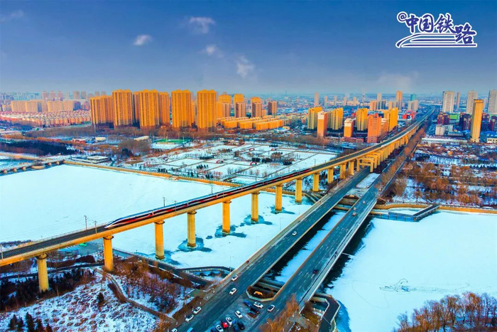 复兴号智能动车组列车驶过永宁特大桥。刘海成 摄