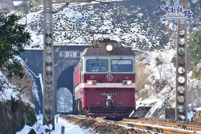 车钩上摆着“小雪人”的货运机车通过焦柳线石门隧道。陈泉任 摄