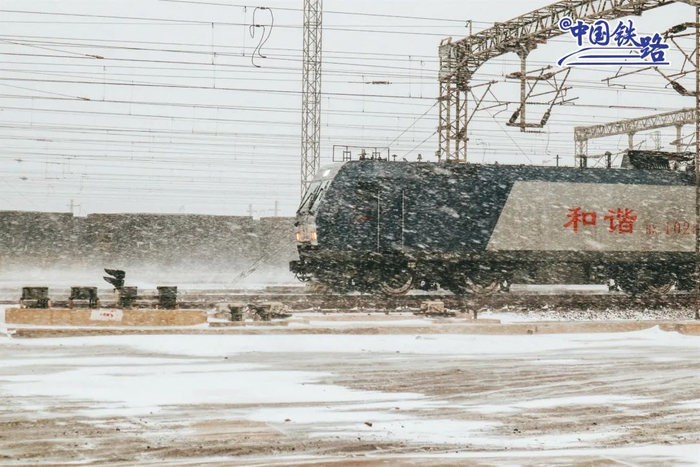 和谐型机车冲进风雪。吴一鸣 摄