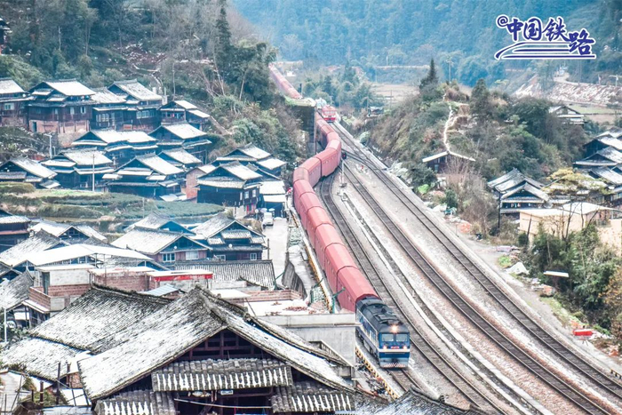 货运列车穿行在雪后的广西三江侗族自治县侗寨间。陈泉任 摄