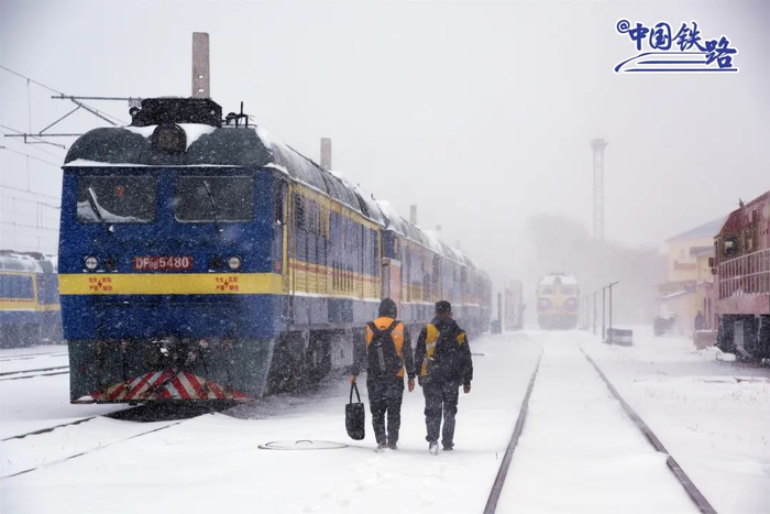 集宁机务段二连运用车间乘务员冒雪到整备场接车。纪恩泉 摄