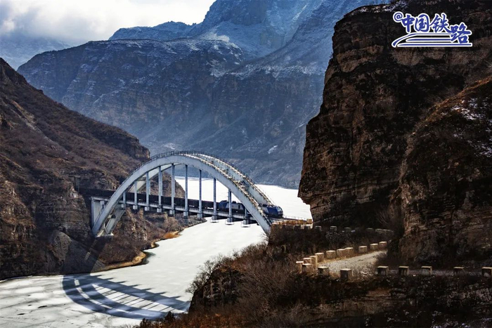 一列货运列车穿越丰沙线永定河7号铁路大桥。刘永刚 摄