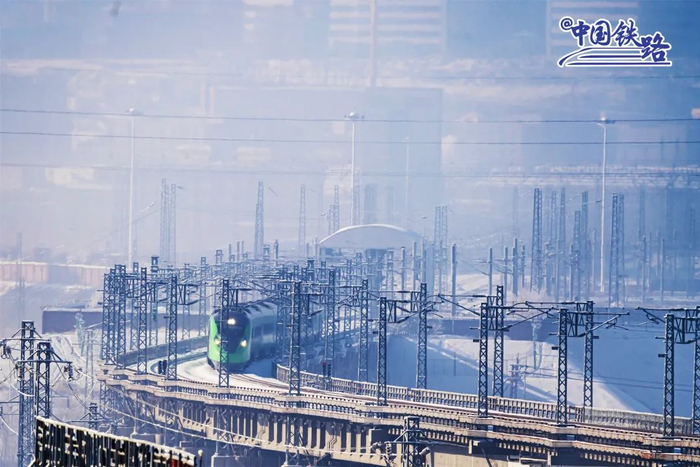 复兴号动车组列车从动车库牵引桥驶出。李国贤 摄