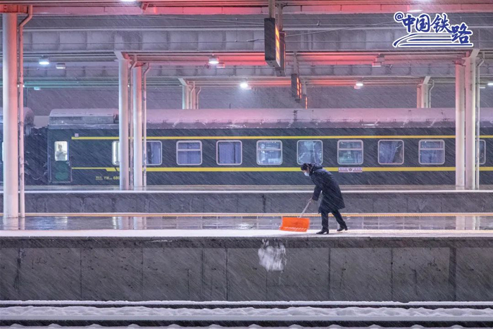 雪夜铁路人。马星魁 摄