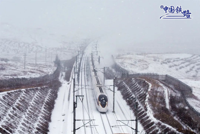 G2457次复兴号动车组列车安全行驶在张呼高铁上。纪恩泉 摄