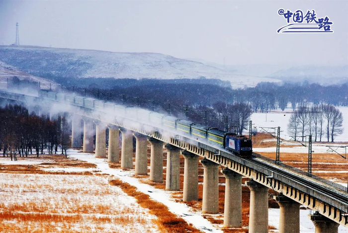 一列旅客列车行驶在乌兰察布市霸王河二号特大桥上。纪恩泉 摄