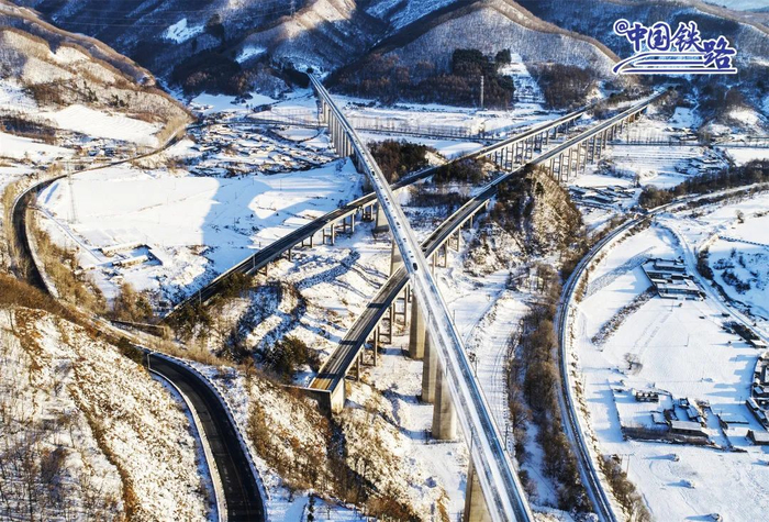 一列重联高铁动车组列车在白雪皑皑的崇山峻岭中驰骋。姜守凯 摄