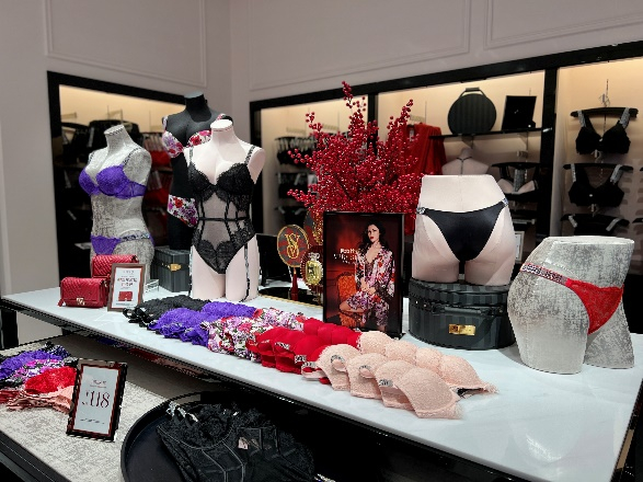 图2-3维密沈阳铁西万象汇全品类门店用明亮的粉白色墙面和柔和的灯光，打造舒适温馨的购物氛围