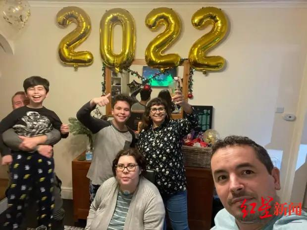 ▲如今，阿尔梅达已经出院和家人团聚