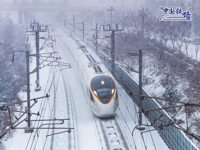 雪中飞驰的“金凤凰”。杨诚 摄