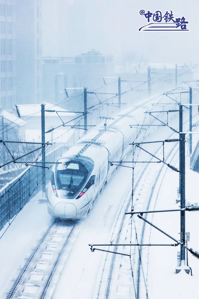 风雪中的沪宁城际铁路。杨诚 摄