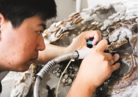         工艺美术师在精心雕刻玛瑙。