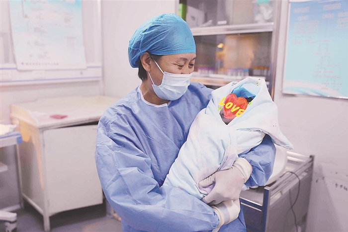 助产士耿德慧抱着第一个元旦宝宝