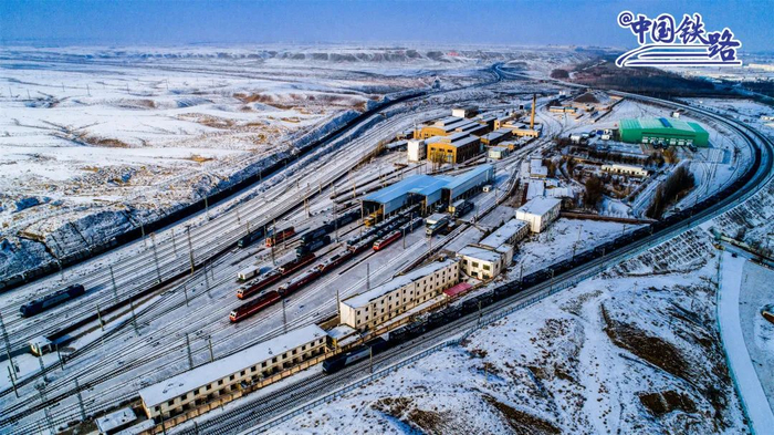 大雪天气下的货运机车整装待发。柳永泉 摄