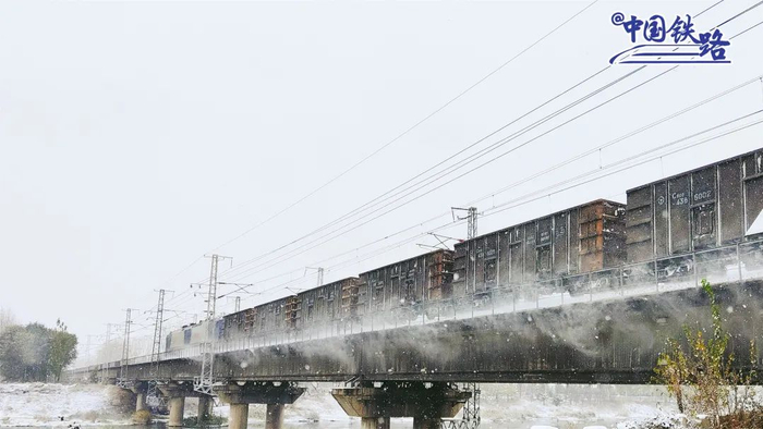 雪中送炭的万吨大列。叶春蕾 摄