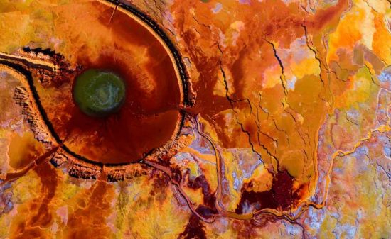  形似瞳孔的艾肯泉