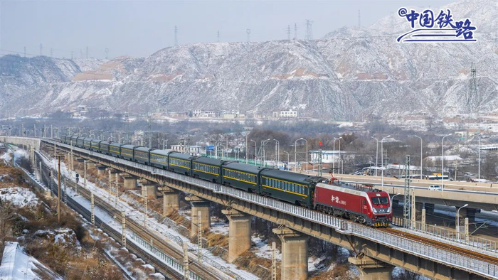 西北大地银装素裹，列车疾驰在兰新铁路。徐皓越 摄