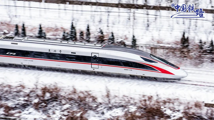 复兴号动车组列车在胶济铁路上飞驰。赵一丁 摄