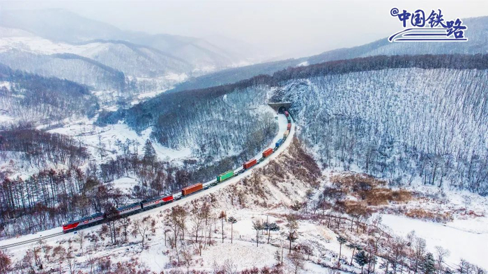 中欧班列在林海雪原中穿行。曲艺伟 摄