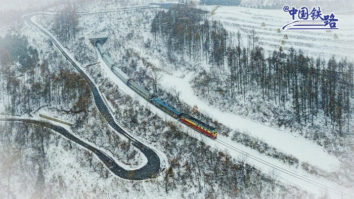 大山里的便民列车。邵立元 摄