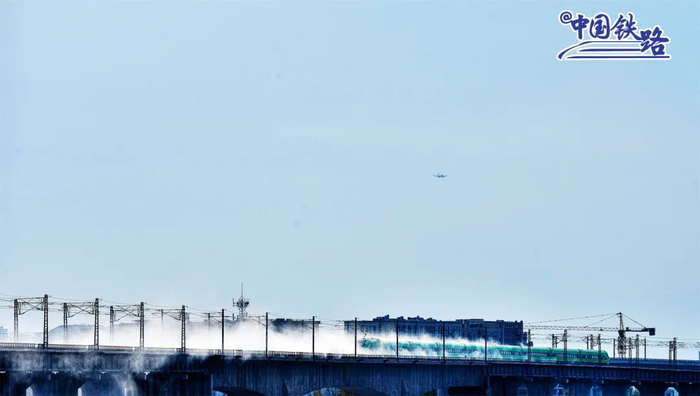 飞驰的复兴号动车组列车卷起千堆雪。吴向俊 摄