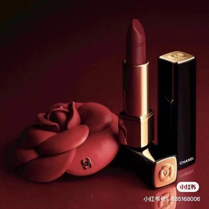 香奈儿中的红色山茶花