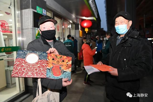 图说：张先生展示虎年生肖邮票封面