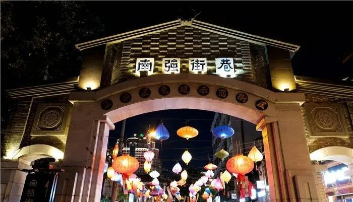 南强街夜市 雷桐苏 摄