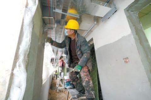 上图为危楼改造中，下图为改造前。本报记者 程功摄