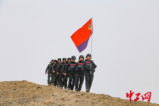 图为巡护民警徒步巡查古道