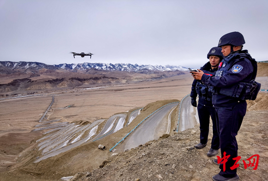 图为民警运用无人机对盘龙古道进行巡查