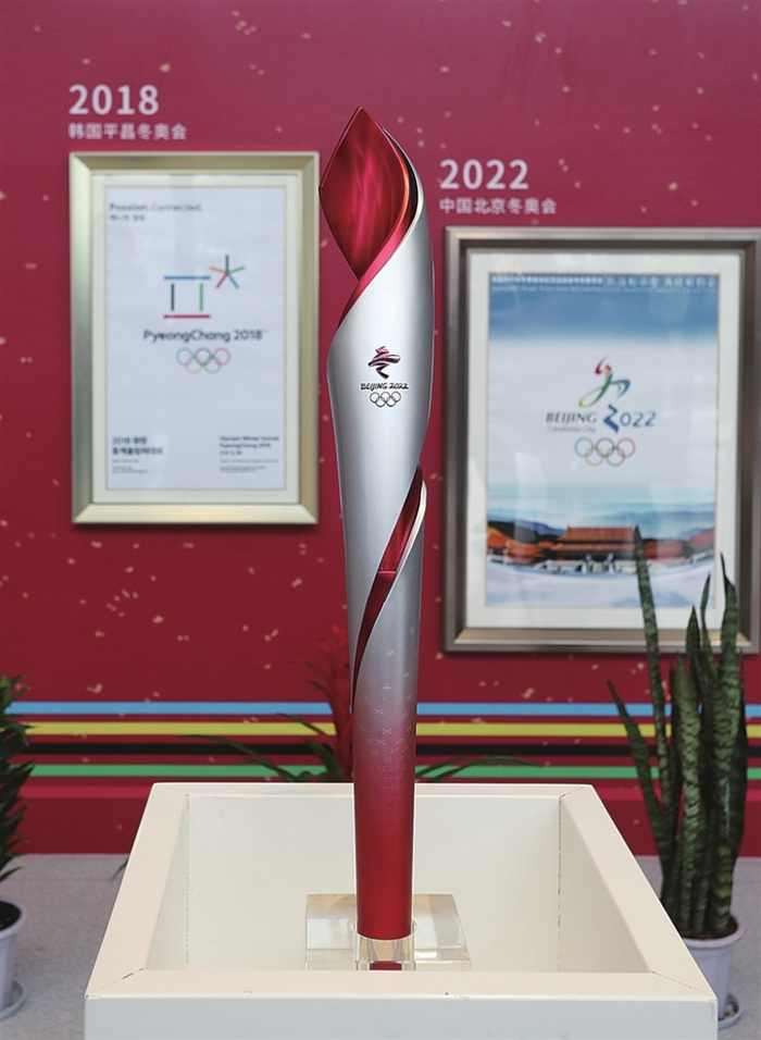 本次冬奥会火炬是历届冬奥会中首次采用氢气点燃方式。目前来自苏州的12台套氢气充装压缩机已经在冬奥会用氢气重点项目现场安装到位。图为日前亮相苏州的冬奥火炬“飞扬”。□记者 张健 摄