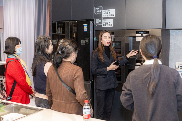消费者在智能家电区体验烘焙家电一体化